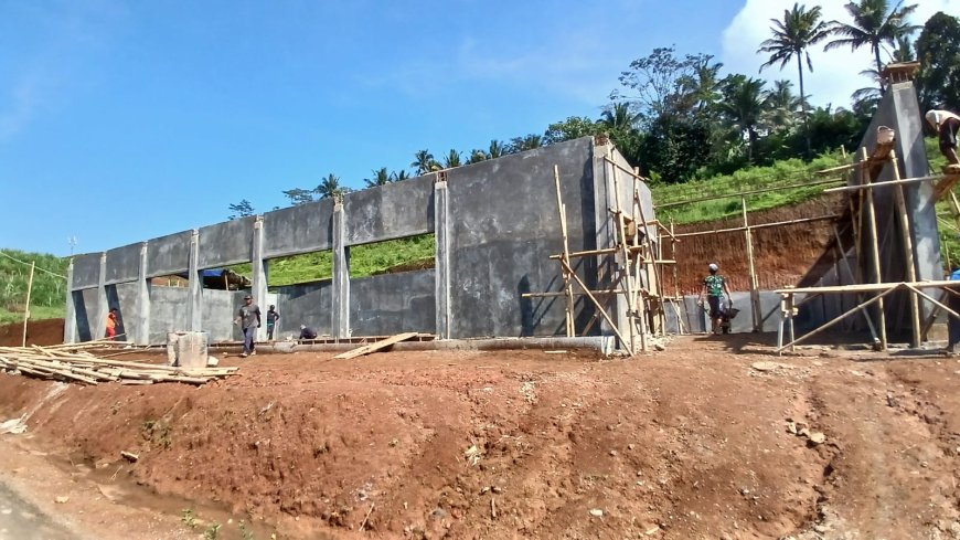 Di Tengah Debu dan Keramik KDKMP Tanjungtirta Terus Berbenah