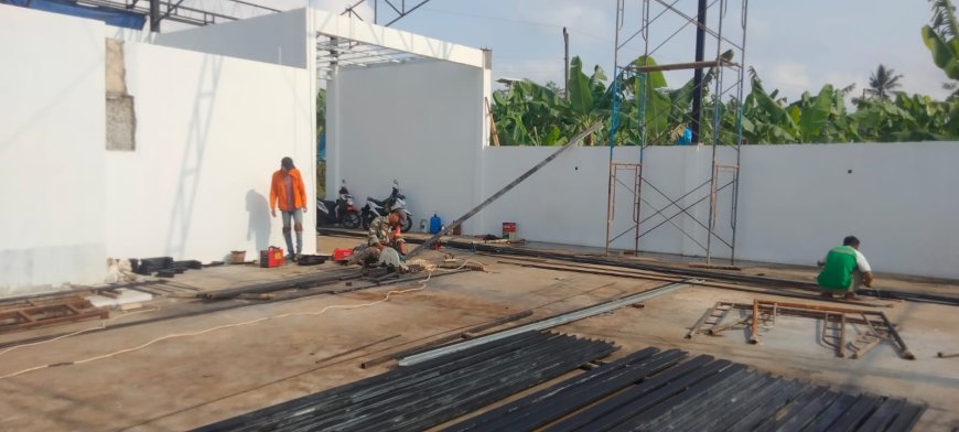 Babinsa Koramil 11 Punggelan Awasi Pembangunan KDKMP di Desa Tribuana