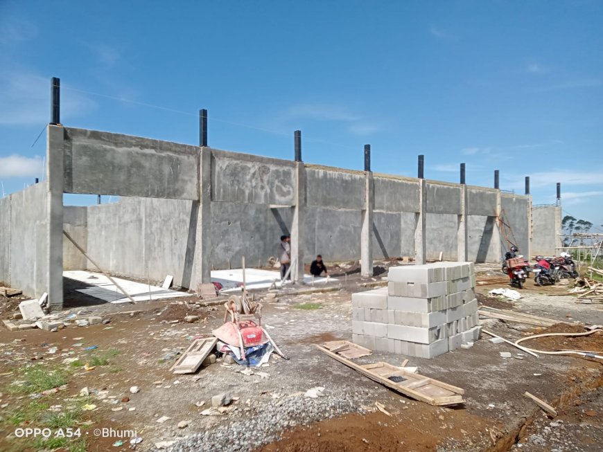 Babinsa Koramil 05 Batur Awasi Pembangunan KDKMP di Desa Sumberejo