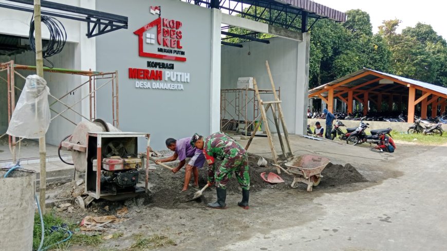 Babinsa Koramil 11 Punggelan Awasi Pembangunan KDKMP di Desa Danakerta