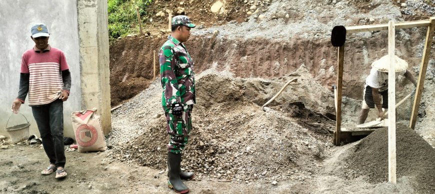 Babinsa Koramil 01 Banjarnegara Awasi Pembangunan KDKMP di Desa Tlagawera