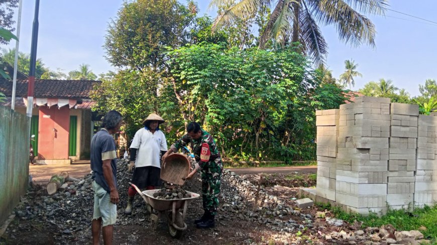 Babinsa Koramil 07 Mandiraja Awasi Pembangunan KDKMP di Desa Somawangi