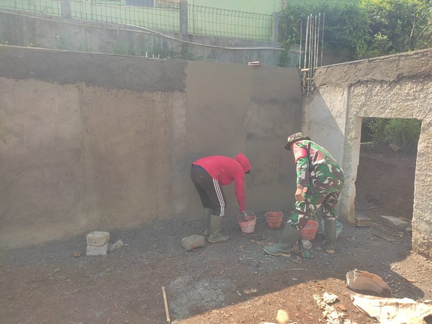 Babinsa Koramil 12 Sigaluh Dampingi Pembangunan KDKMP di Desa Singamerta