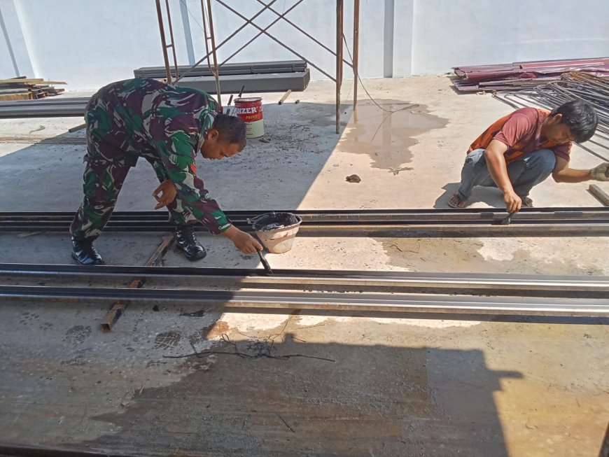 Babinsa Koramil 11 Punggelan Awasi Pembangunan KDKMP di Desa Punggelan