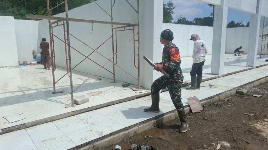 Babinsa Koramil 12 Sigaluh Awasi Pembangunan KDKMP di Desa Randegan