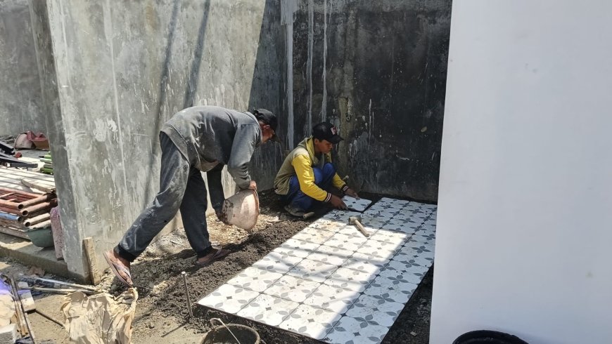 Babinsa Koramil 11 Punggelan Awasi Pembangunan KDKMP di Desa Petuguran