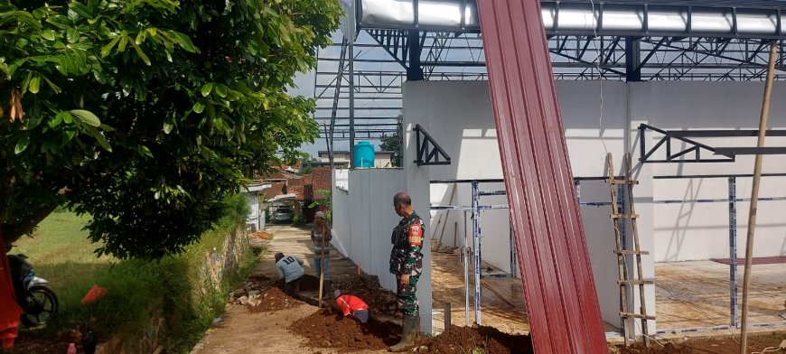 Babinsa Koramil 01 Banjarnegara Awasi Pembangunan KDKMP di Kelurahan Sokanandi