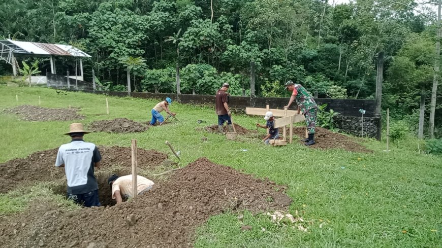 Babinsa Koramil 18 Pagentan Awasi Pembangunan KDKMP di Desa Kayuares