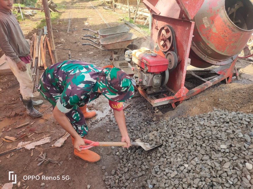 Babinsa Koramil 12 Sigaluh Awasi Pembangunan KDKMP di Kelurahan Kalibenda