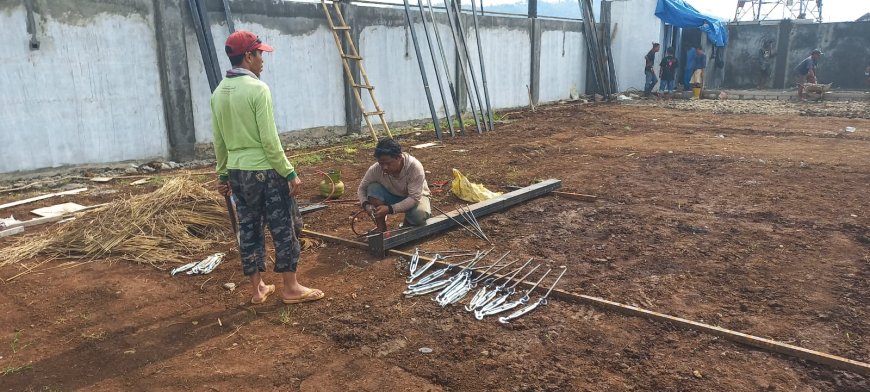 Babinsa Koramil 15 Rakit Awasi Pembangunan KDKMP di Desa Adipasir