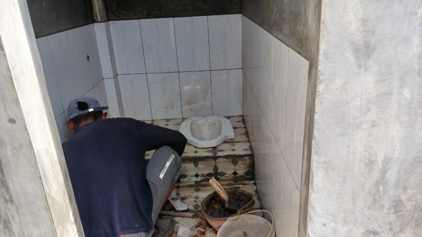 Babinsa Koramil 11 Punggelan Awasi Pembangunan KDKMP di Desa Tanjungtirta