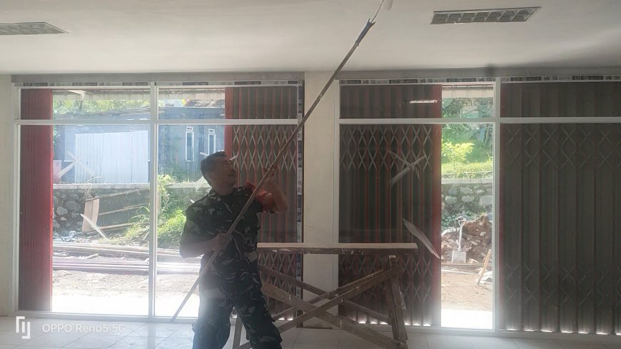 Babinsa Koramil 12 Sigaluh Awasi Pembangunan KDKMP di Desa Kemiri