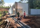 Babinsa Koramil 11 Punggelan Awasi Pembangunan KDKMP di Desa Karangsari