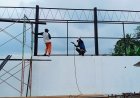 Babinsa Punggelan Dampingi Pemasangan Kolom Baja KDKMP