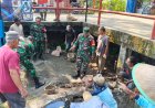 Babinsa Koramil 10 Bawang Gotong Royong Perbaiki Irigasi demi Ketahanan Pangan