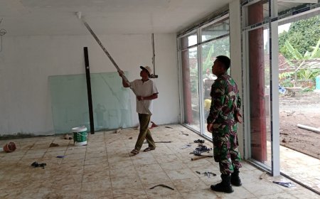 Babinsa Koramil 11 Punggelan Awasi Pembangunan KDKMP di Desa Purwasana