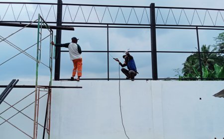 Babinsa Punggelan Dampingi Pemasangan Kolom Baja KDKMP