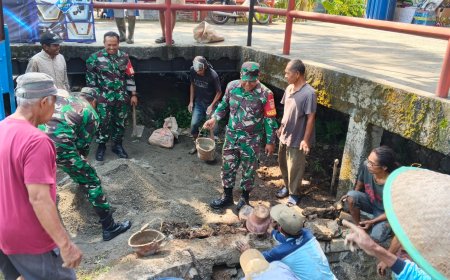 Babinsa Koramil 10 Bawang Gotong Royong Perbaiki Irigasi demi Ketahanan Pangan