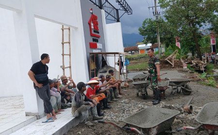 Babinsa Wanadadi Dampingi Pembangunan Atap KDKMP di Desa Medayu
