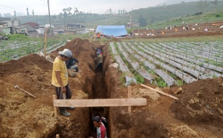 Babinsa Batur Dampingi Penggalian Pondasi dan Perakitan Besi KDKMP di Pekasiran