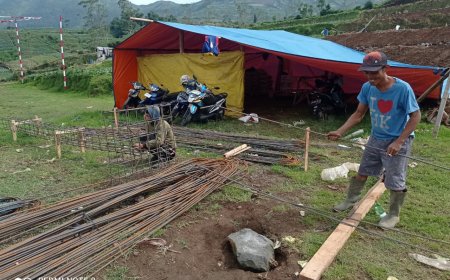 Babinsa Batur Dampingi Pengerjaan Pondasi KDKMP di Pekasiran