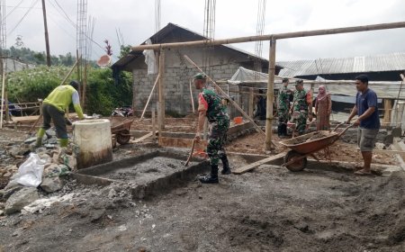 Babinsa Koramil 16/Pejawaran Bantu Pembangunan Rumah Tidak Layak Huni