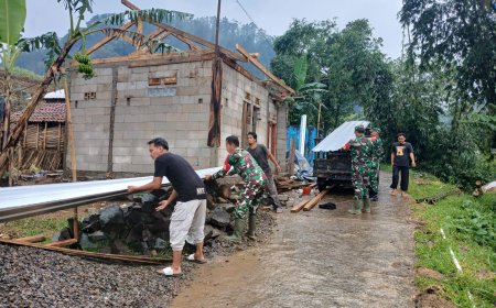 Anggota Koramil 17 Wanayasa Kerja Bakti Bantu Bangun Rehab RTLH