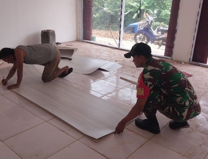 Babinsa Koramil 12 Sigaluh Awasi Pembangunan KDKMP di Desa Sigaluh