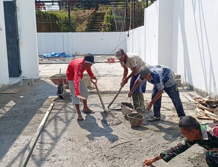 Babinsa Koramil 11 Punggelan Awasi Pembangunan KDKMP di Desa Petuguran