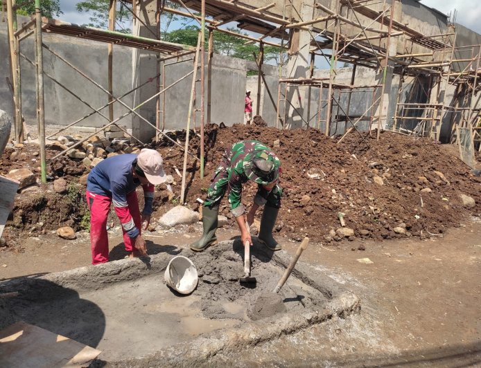 Babinsa Sigaluh Awasi Lanjutan Pembangunan KDKMP di Desa Singamerta