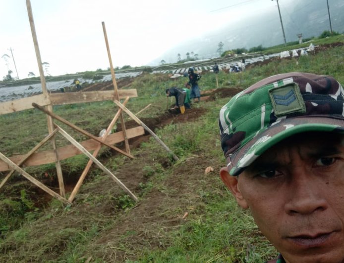 Babinsa Koramil 05 Batur Awasi Penggalian Pondasi KDKMP di Desa Pekasiran