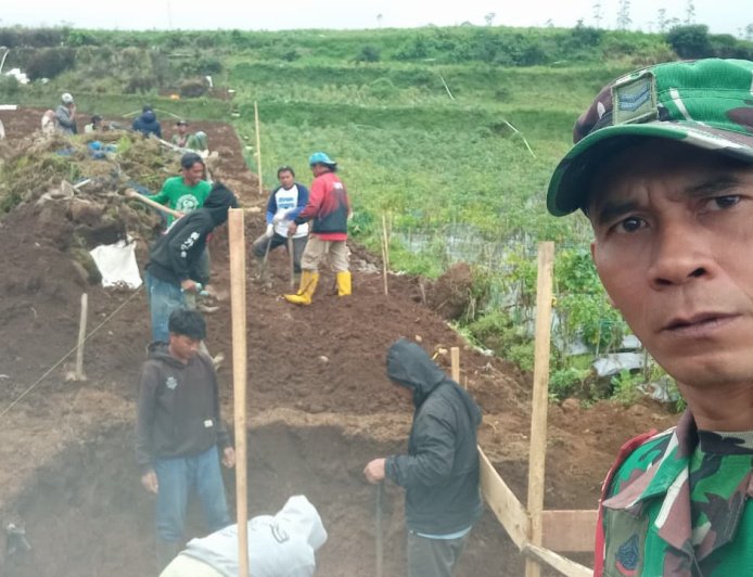 Babinsa Batur Awasi Penggalian Pondasi Pembangunan KDKMP di Pekasiran