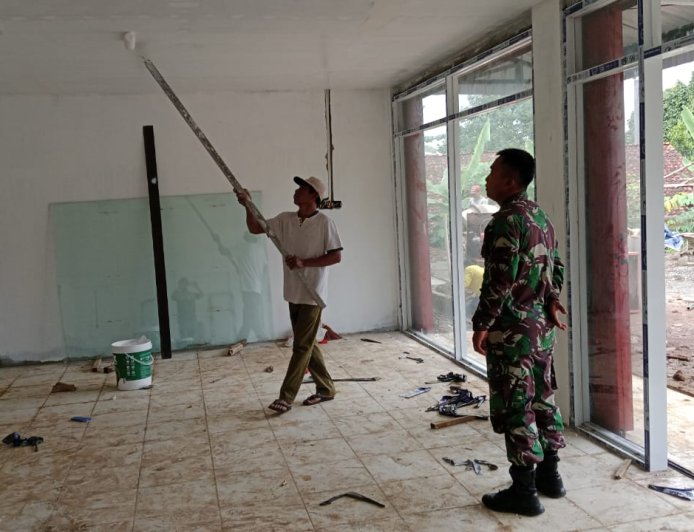 Babinsa Koramil 11 Punggelan Awasi Pembangunan KDKMP di Desa Purwasana