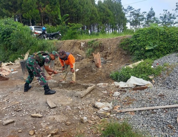 Babinsa Koramil 04 Karangkobar Tinjau Pembangunan KDKMP di Desa Karanggondang