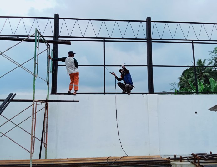 Babinsa Punggelan Dampingi Pemasangan Kolom Baja KDKMP