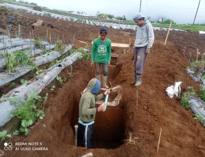 Babinsa Batur Tinjau Penggalian Pondasi KDKMP di Pekasiran