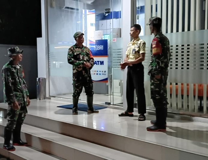 Babinsa Koramil 18 Pagentan Laksanakan Patroli Malam Guna Memastikan Keamanan Wilayah