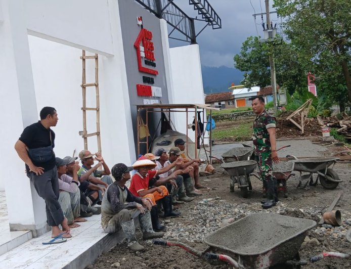 Babinsa Wanadadi Dampingi Pembangunan Atap KDKMP di Desa Medayu