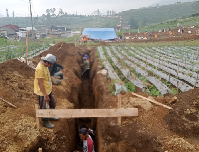 Babinsa Batur Dampingi Penggalian Pondasi dan Perakitan Besi KDKMP di Pekasiran