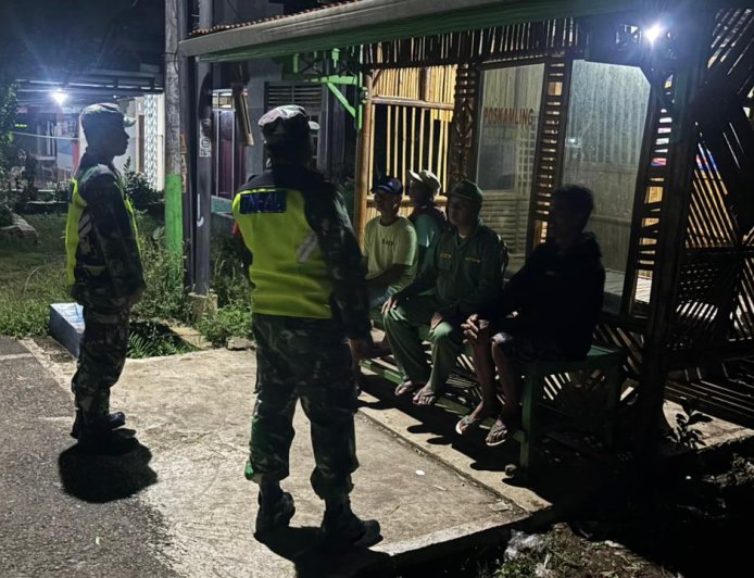 Babinsa Koramil 02Klampok Bersama Satuan Linmas Dan Banser Aktif Dalam Kegiatan Siskamling