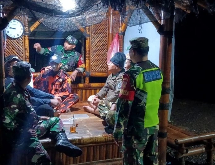 Sinergi TNI dan Warga Pos Siskamling Desa Wanadadi