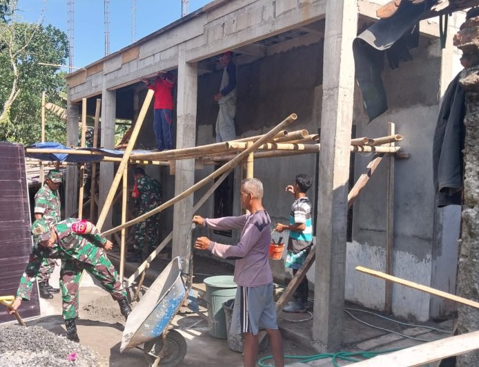 Dengan Penuh Semangat Danramil Dan Babinsa Bantu Pembangun Rumah Milik Warga Binaan