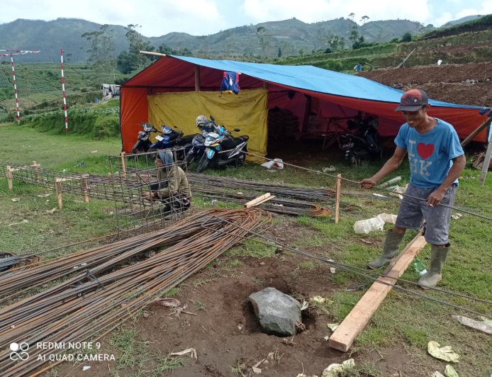Babinsa Batur Dampingi Pengerjaan Pondasi KDKMP di Pekasiran