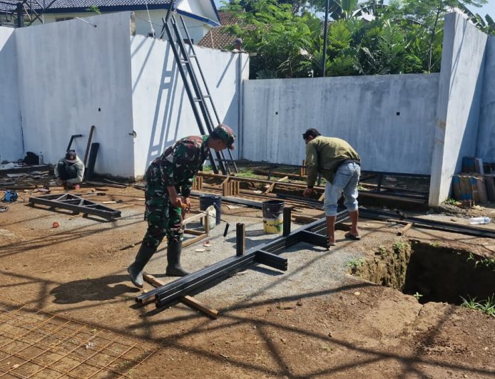 Babinsa Karangkobar Dampingi Pembangunan KDKMP di Desa Gumelar