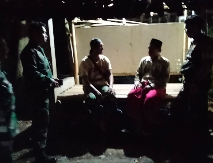 Anggota Koramil 07/Mandiraja melaksanakan Patroli malam bersama Banser