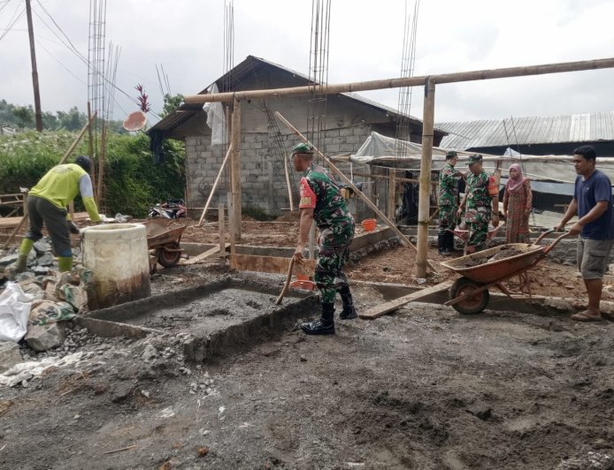 Babinsa Koramil 16/Pejawaran Bantu Pembangunan Rumah Tidak Layak Huni