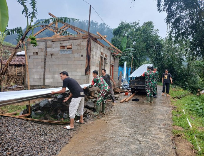Anggota Koramil 17 Wanayasa Kerja Bakti Bantu Bangun Rehab RTLH