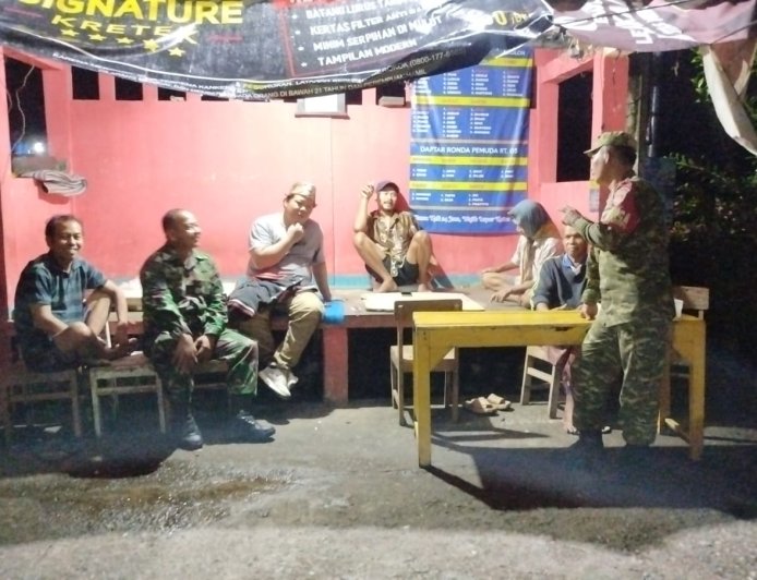 Jaga Keamanan Wilayah Babinsa Koramil 09 Susukan Siskampling Bersama Warga