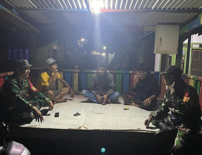 Tingkatkan Keamanan Lingkungan Babinsa Koramil 10 Bawang Ajak Warga Aktif Siskamling