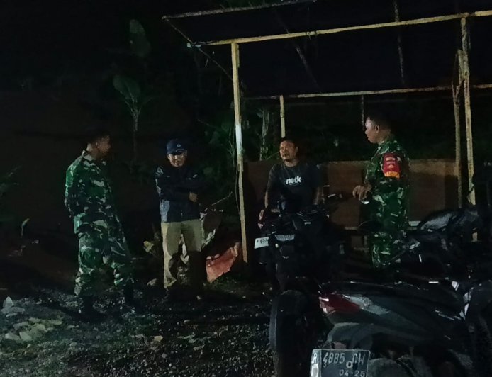 Koramil 11 Punggelan Laksanakan Patroli Siskamling Bersama Warga